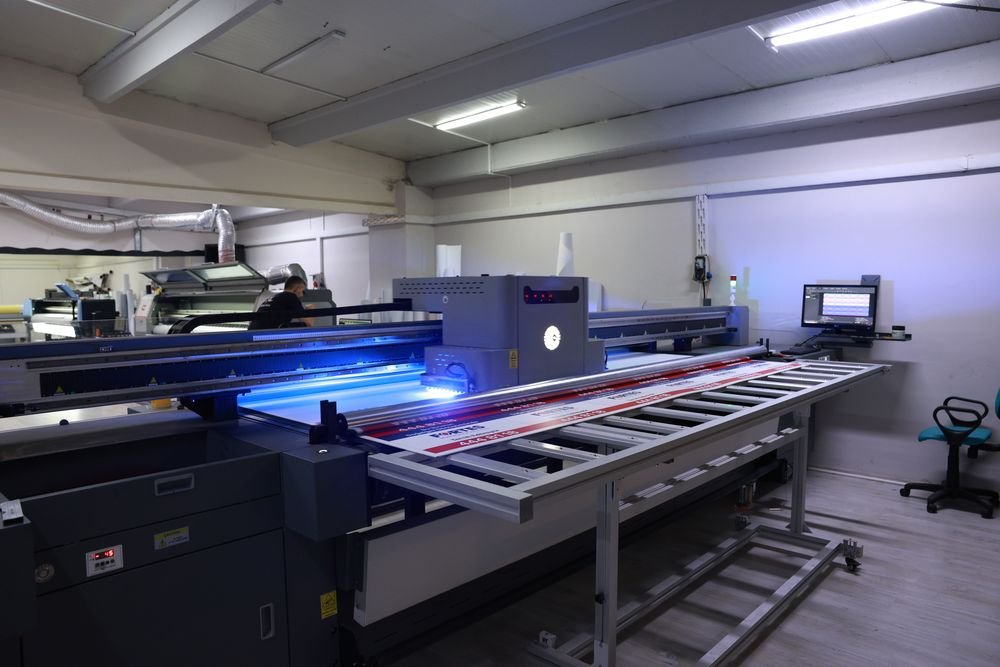 Bursa'daki Say Reklam üretim tesisinde UV flatbed baskı makinesiyle levha baskısı