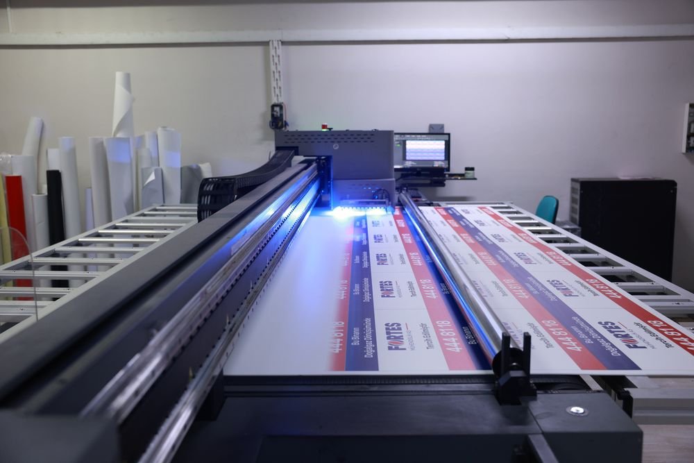 UV baskı makinesinde tabela levhalarının baskı anı