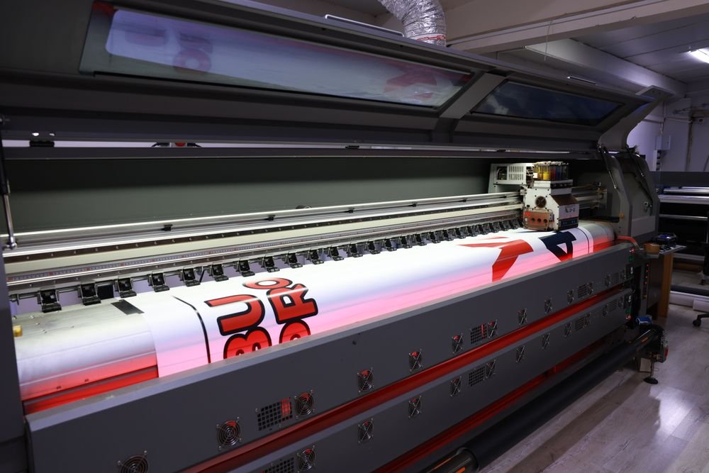Geniş format solvent baskı makinesinde branda baskısı