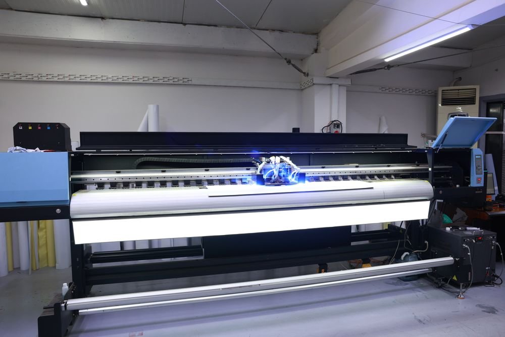 Rulo baskı makinesinde folyo ve vinil baskısı
