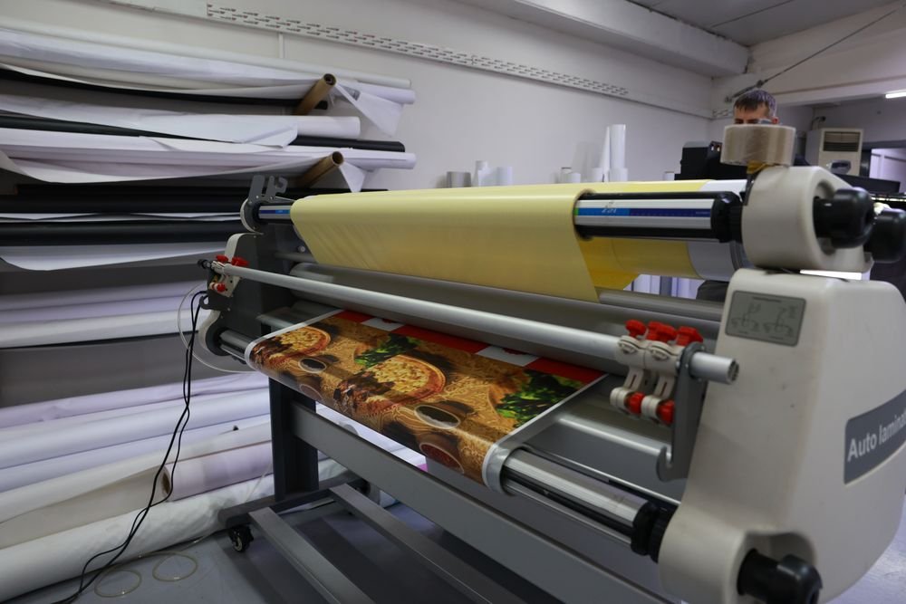 Laminasyon makinesinde baskılı folyonun koruyucu kaplaması