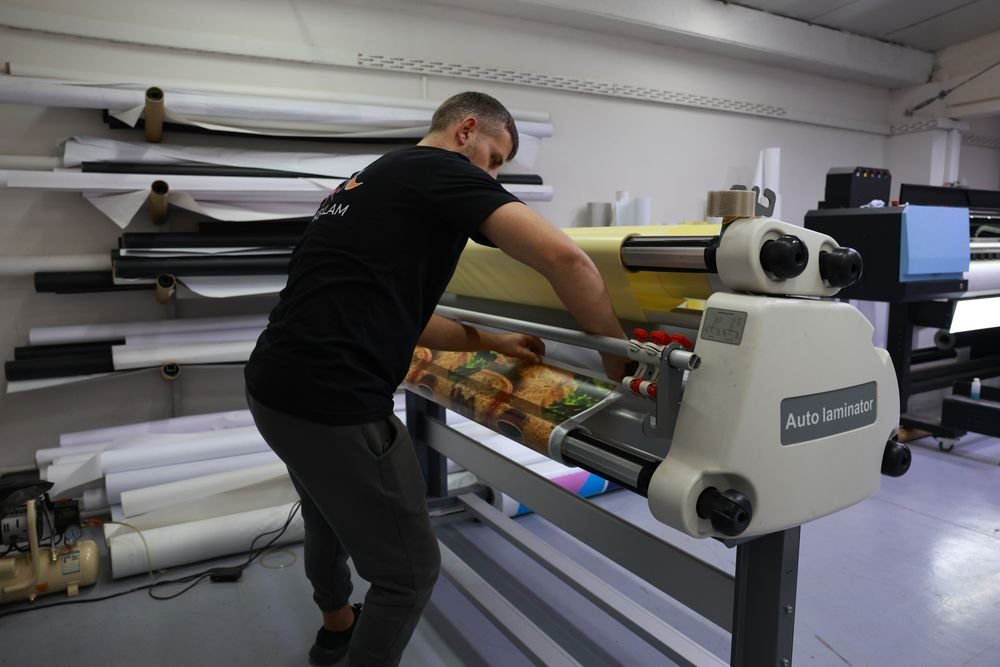 Baskılı vinilin laminasyon makinesinde düzgün beslenmesi