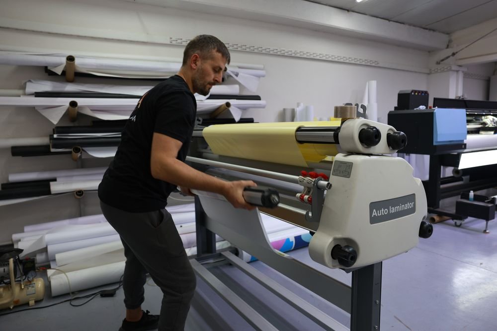 Laminasyonu tamamlanan baskının makineden alınması