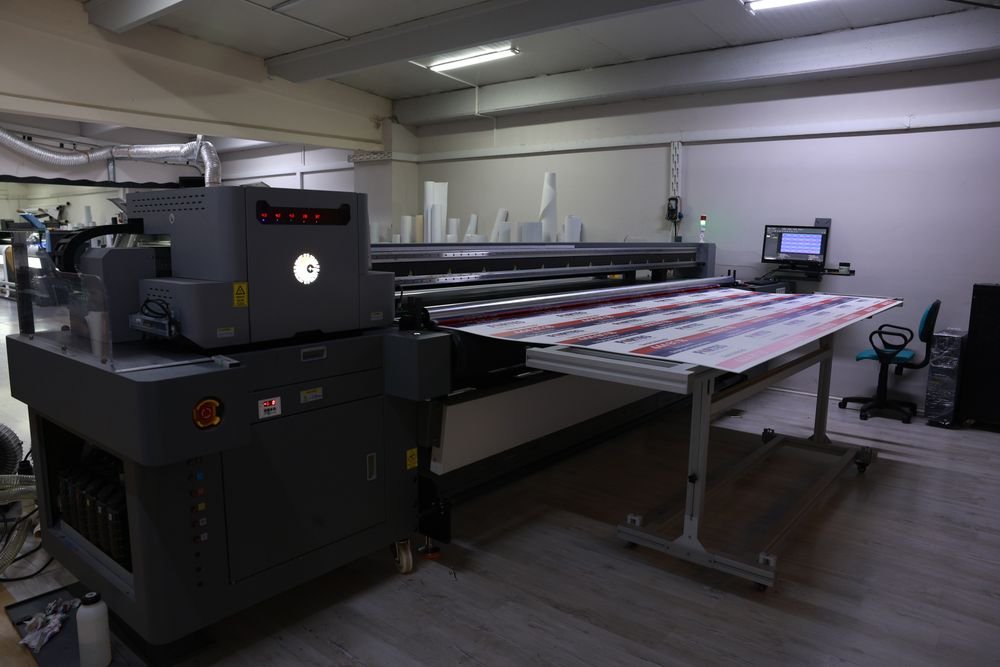 UV flatbed baskı makinesi ve baskılı paneller