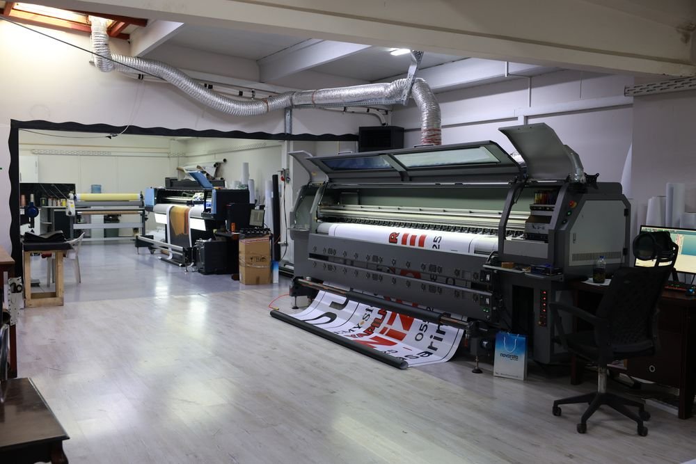Üretim alanında çalışan geniş format branda baskı makinesi
